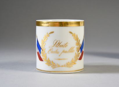 TASSE À CAFÉ.
En porcelaine blanche, de forme...