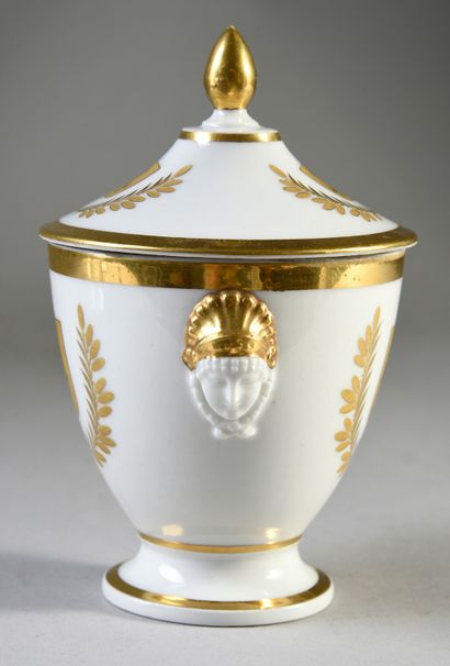 SUCRIER COUVERT.
PORCELAINE DE PARIS, XIXe...