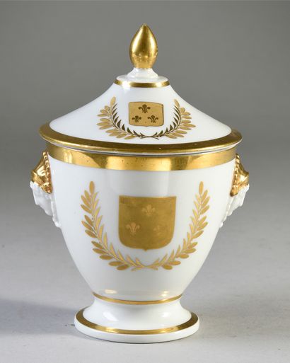 SUCRIER COUVERT.
PORCELAINE DE PARIS, XIXe...