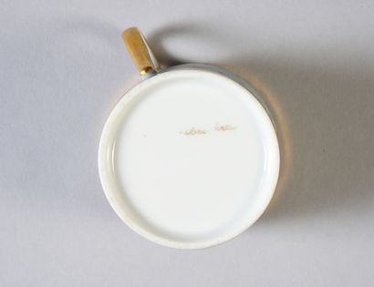 TASSE À CAFÉ.
En porcelaine blanche, de forme...