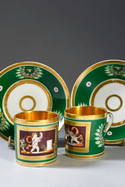 PAIRE DE TASSES À CAFÉ.
En porcelaine blanche,...