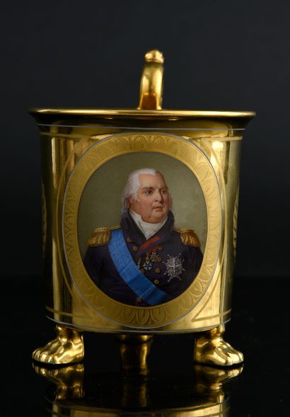 TASSE ET SA SOUCOUPE EN PORCELAINE, MANUFACTURE...