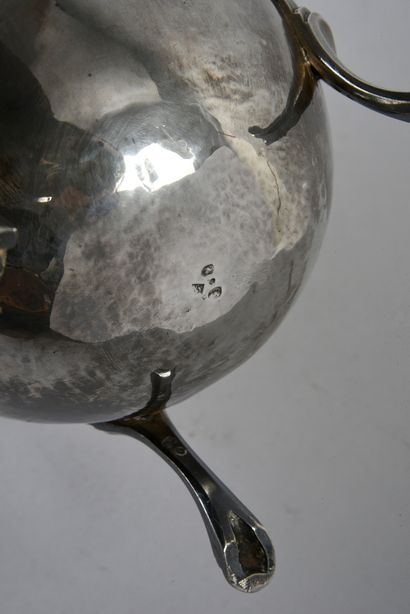 GRANDE CHOCOLATIÈRE EN ARGENT. DE forme bombée,...