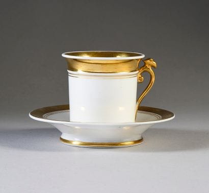 TASSE À CAFÉ.
En porcelaine blanche, de forme...