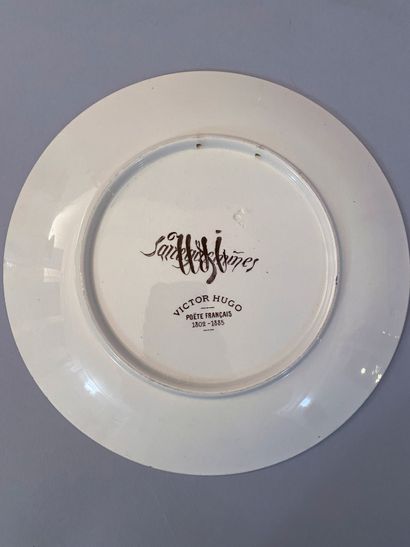ASSIETTE COMMÉMORATIVE.
En faïence fine vernissée...