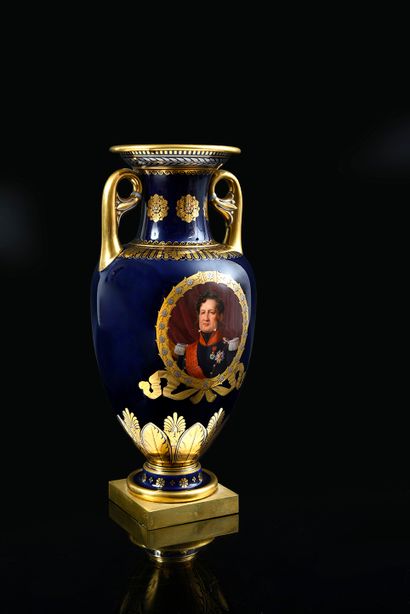 GRAND VASE EN PORCELAINE DURE.
Manufacture...