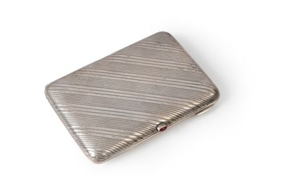 ÉTUI À CIGARETTES EN ARGENT. DE forme rectangulaire,...