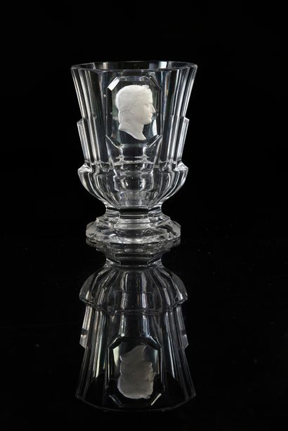 VERRE SUR PIED.
En cristal moulé et taillé,...
