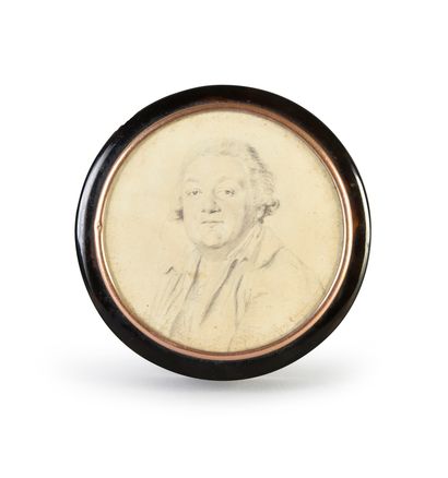 TABATIÈRE. DE forme ronde, en écaille noire,...