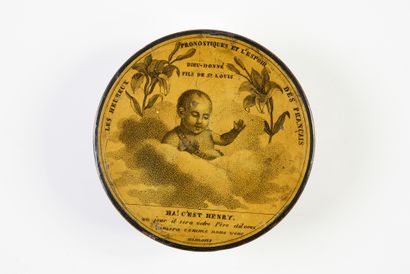 TABATIÈRE.
En papier maché laqué noir, de...