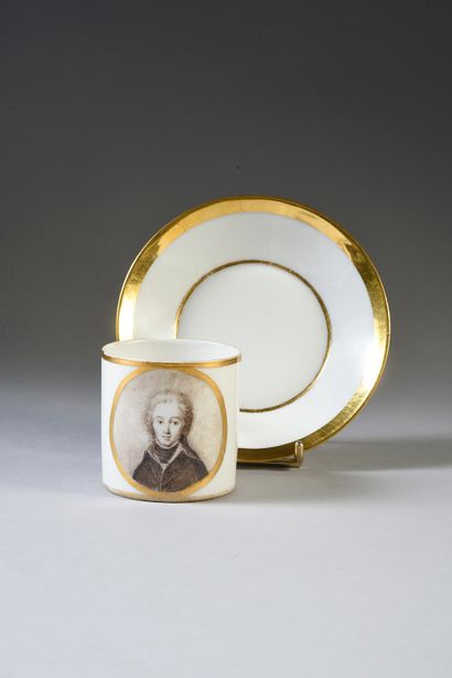 TASSE À CAFÉ.
En porcelaine blanche, de forme...