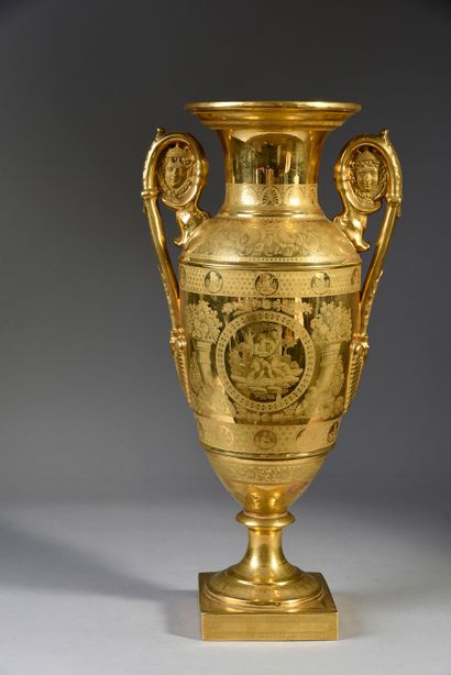GRAND VASE.
PORCELAINE DE PARIS, XIXe SIÈCLE....
