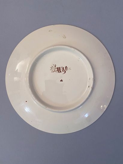 ASSIETTE COMMÉMORATIVE.
En faïence fine vernissée...