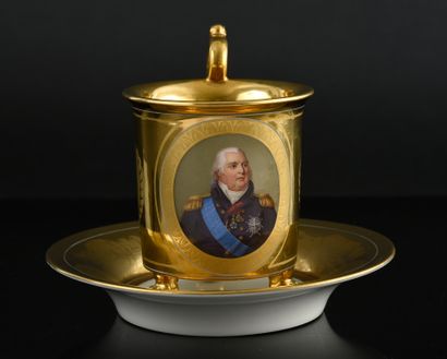 TASSE ET SA SOUCOUPE EN PORCELAINE, MANUFACTURE...
