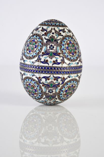 BEL OEUF DE PÂQUES EN ARGENT. À décor de...
