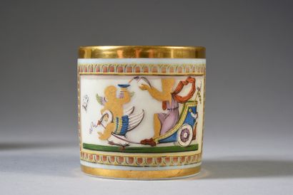 TASSE À CAFÉ.
En porcelaine blanche, de forme...