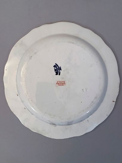 ASSIETTE COMMÉMORATIVE.
En faïence fine vernissée...