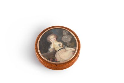 TABATIÈRE. DE forme ronde, en loupe de buis,...