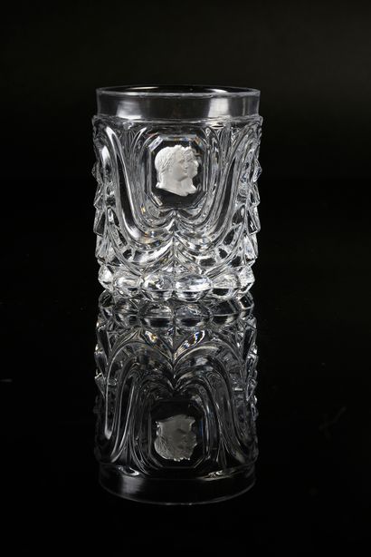 GOBELET DROIT.
En cristal moulé et taillé,...