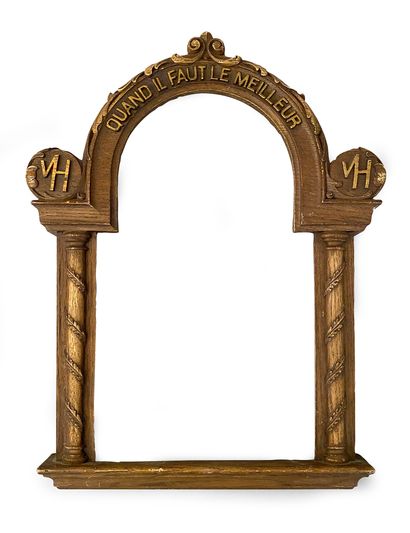 ENCADREMENT COMMÉMORATIF. À décor d'une porte...