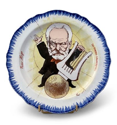ASSIETTE COMMÉMORATIVE.
En faïence fine vernissée...
