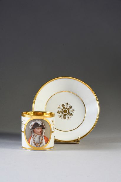 TASSE À CAFÉ.
En porcelaine blanche, conservée...