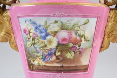 VASE EN PORCELAINE.
MANUFACTURE RIHOUET,...