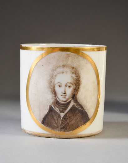 TASSE À CAFÉ.
En porcelaine blanche, de forme...