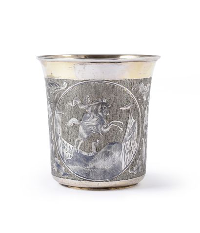 GRANDE TIMBALE EN ARGENT ET VERMEIL. DE forme...