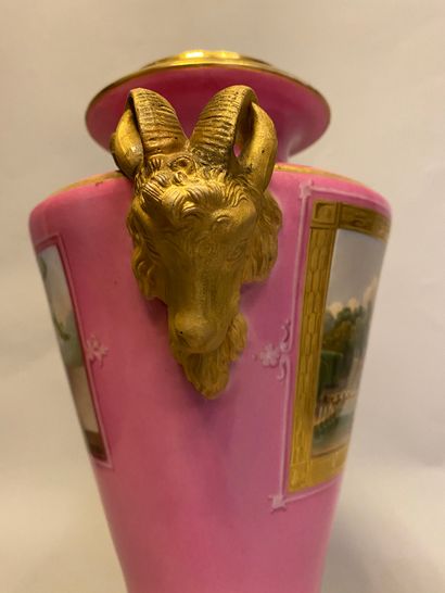 VASE EN PORCELAINE.
MANUFACTURE RIHOUET,...