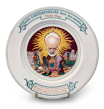 ASSIETTE COMMÉMORATIVE.
En faïence fine vernissée...