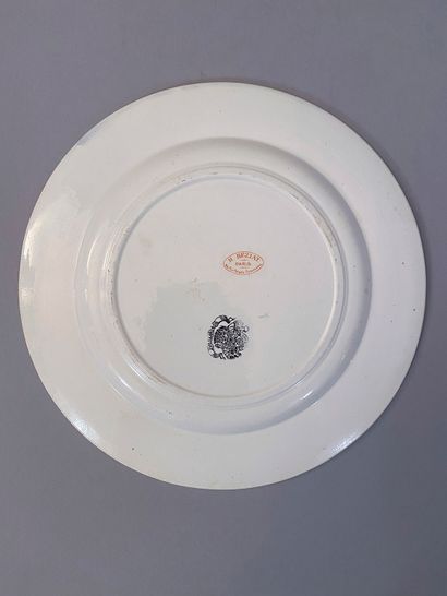ASSIETTE COMMÉMORATIVE.
En faïence fine vernissée...