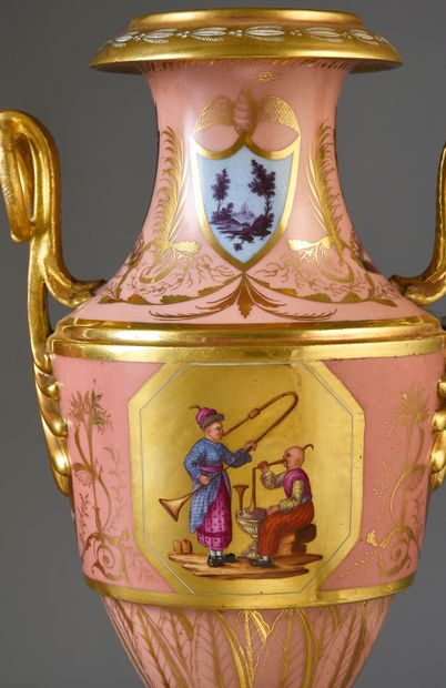 BELLE PAIRE DE GRANDS VASES, PORCELAINE DE...