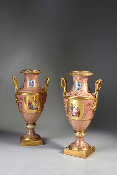 BELLE PAIRE DE GRANDS VASES, PORCELAINE DE...