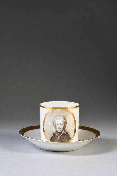 TASSE À CAFÉ.
En porcelaine blanche, de forme...