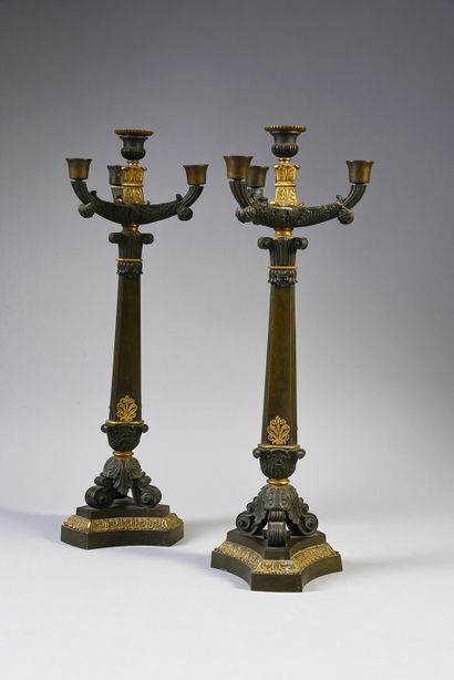 PAIRE DE GRANDS CANDÉLABRES. À quatre bras...