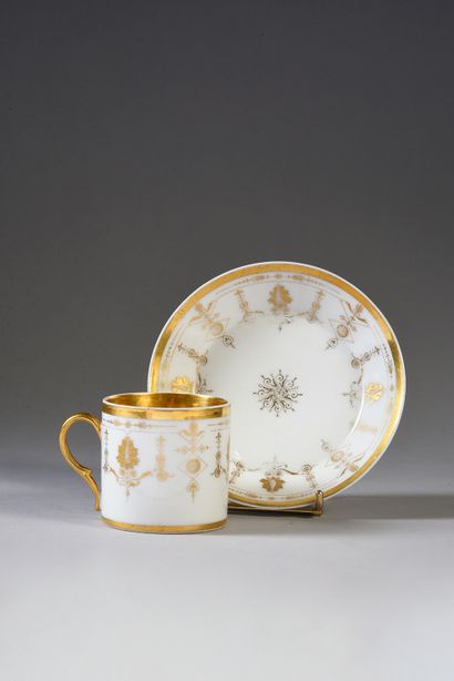 TASSE À CAFÉ.
En porcelaine blanche, de forme...