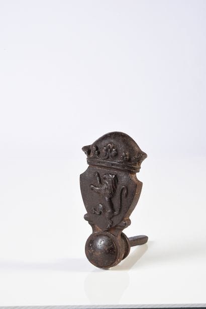 POIGNÉE DE PORTE.
En métal à décor d'un blason...