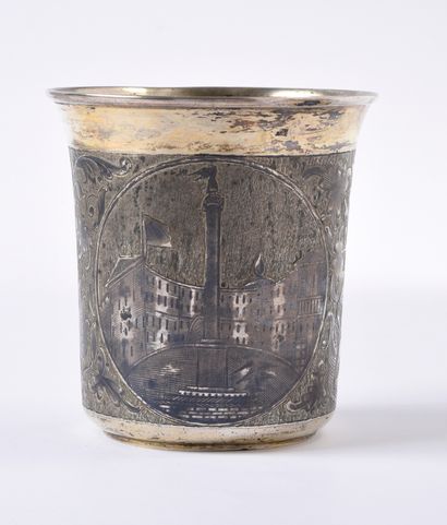 GRANDE TIMBALE EN ARGENT ET VERMEIL. DE forme...