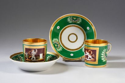 PAIRE DE TASSES À CAFÉ.
En porcelaine blanche,...