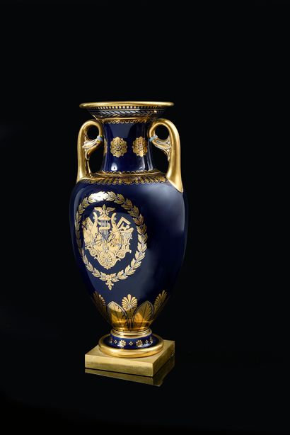 GRAND VASE EN PORCELAINE DURE.
Manufacture...
