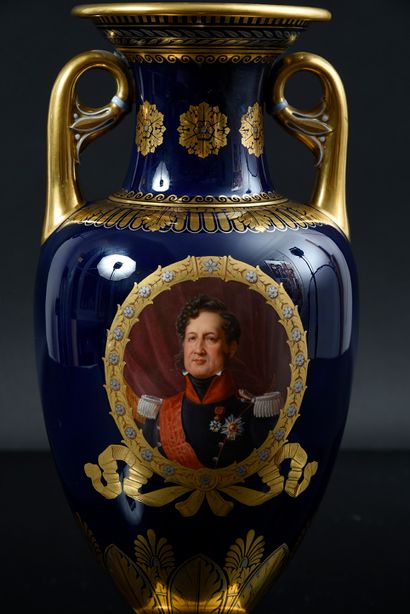 GRAND VASE EN PORCELAINE DURE.
Manufacture...
