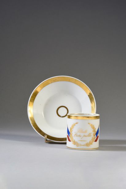 TASSE À CAFÉ.
En porcelaine blanche, de forme...