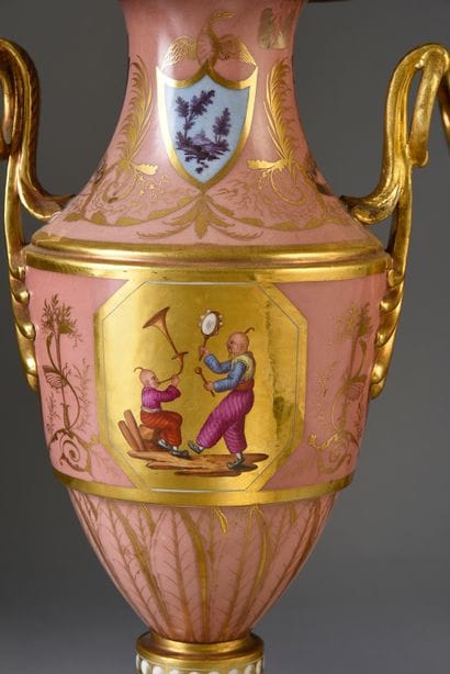 BELLE PAIRE DE GRANDS VASES, PORCELAINE DE...