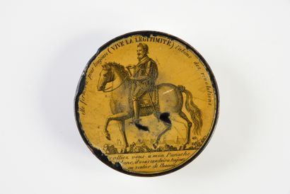 TABATIÈRE.
En papier maché laqué noir, de...