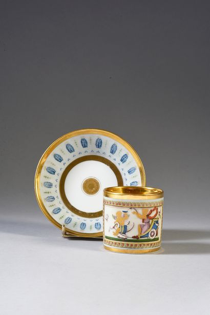 TASSE À CAFÉ.
En porcelaine blanche, de forme...