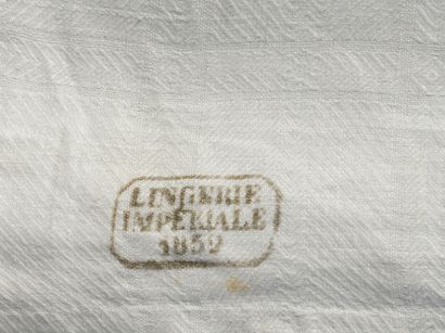 ESSUIE-MAIN EN DAMASSÉ. DE forme rectangulaire,...