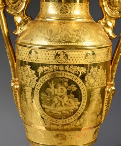 GRAND VASE.
PORCELAINE DE PARIS, XIXe SIÈCLE....