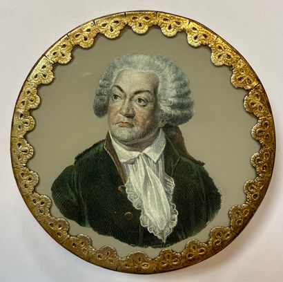 
BELLE BOITE EN CARTON.
De forme ronde ornée...