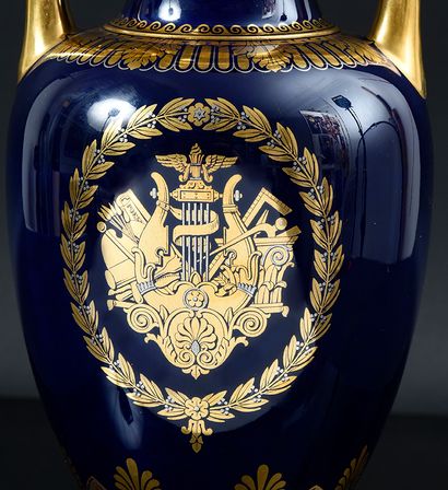 GRAND VASE EN PORCELAINE DURE.
Manufacture...